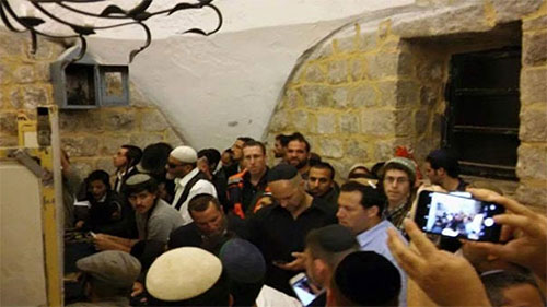fanáticos judíos en el mausoleo de Yusef Un soldado sionista cae herido por fuego palestino en Nablus